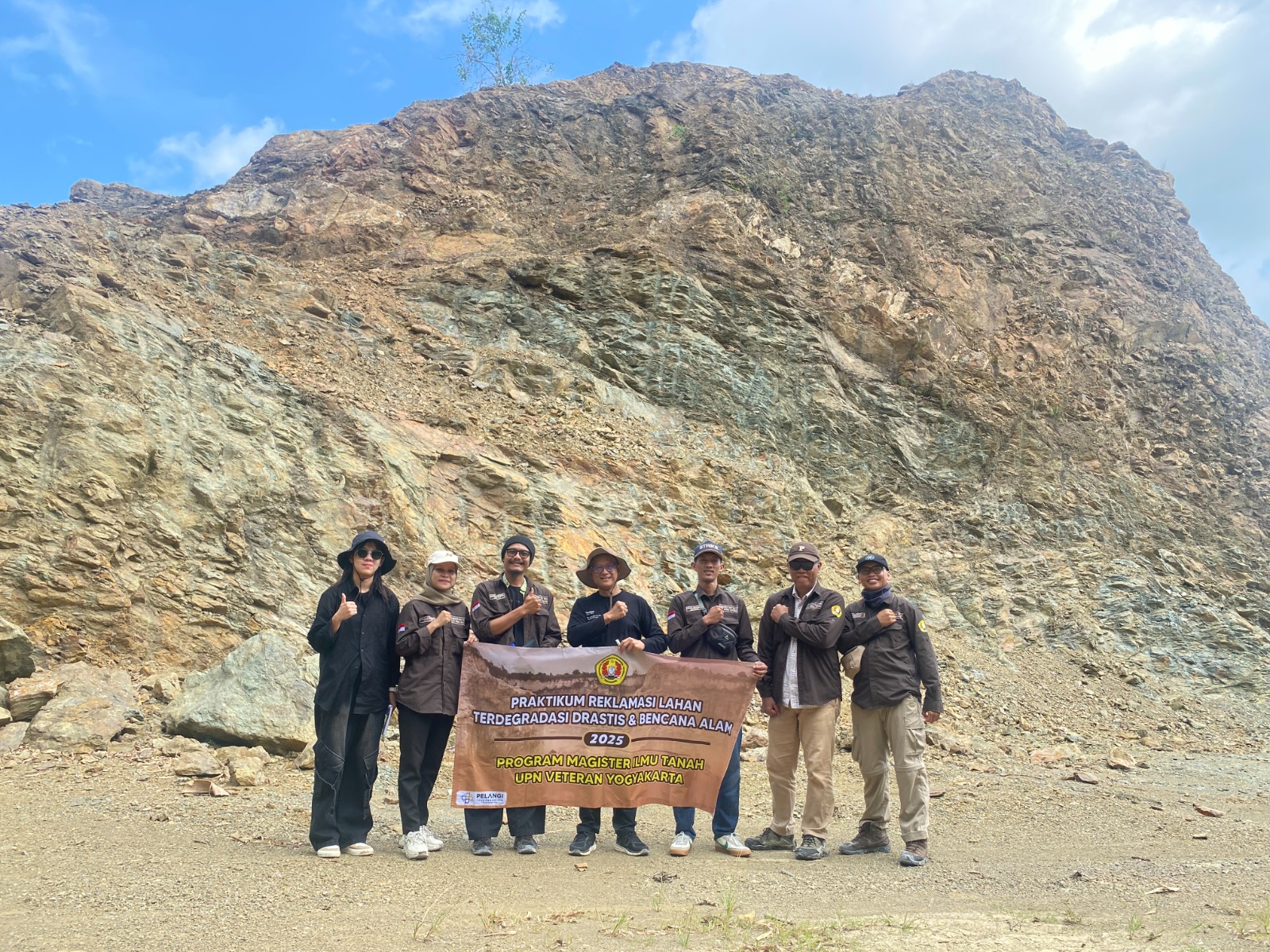 Dosen dan Mahasiswa Magister Ilmu Tanah UPNVY berpose bersama di lokasi tambang kalsit, Semanu, Gunungkidul, sebagai bagian dari rangkaian Kuliah Lapangan Ekskursi Reklamasi 2025.